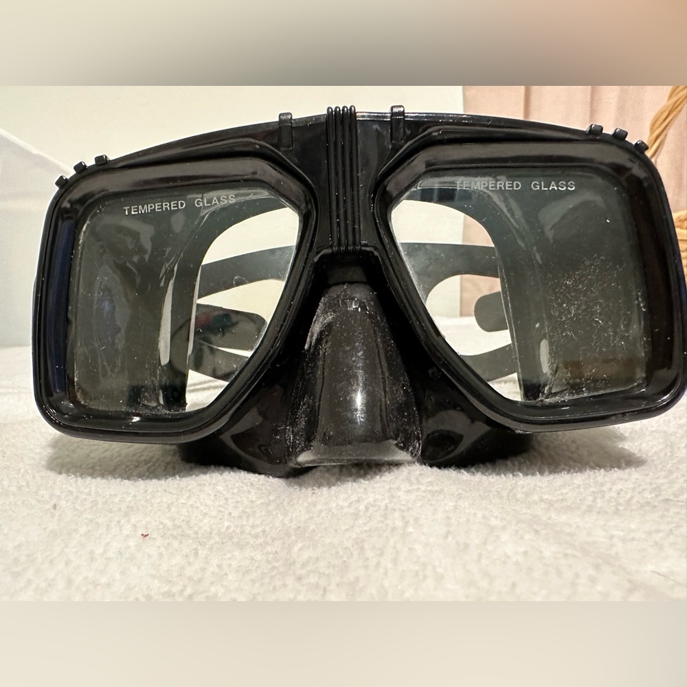 Diving gear-mask in original plastic case, and swim fins for men/women